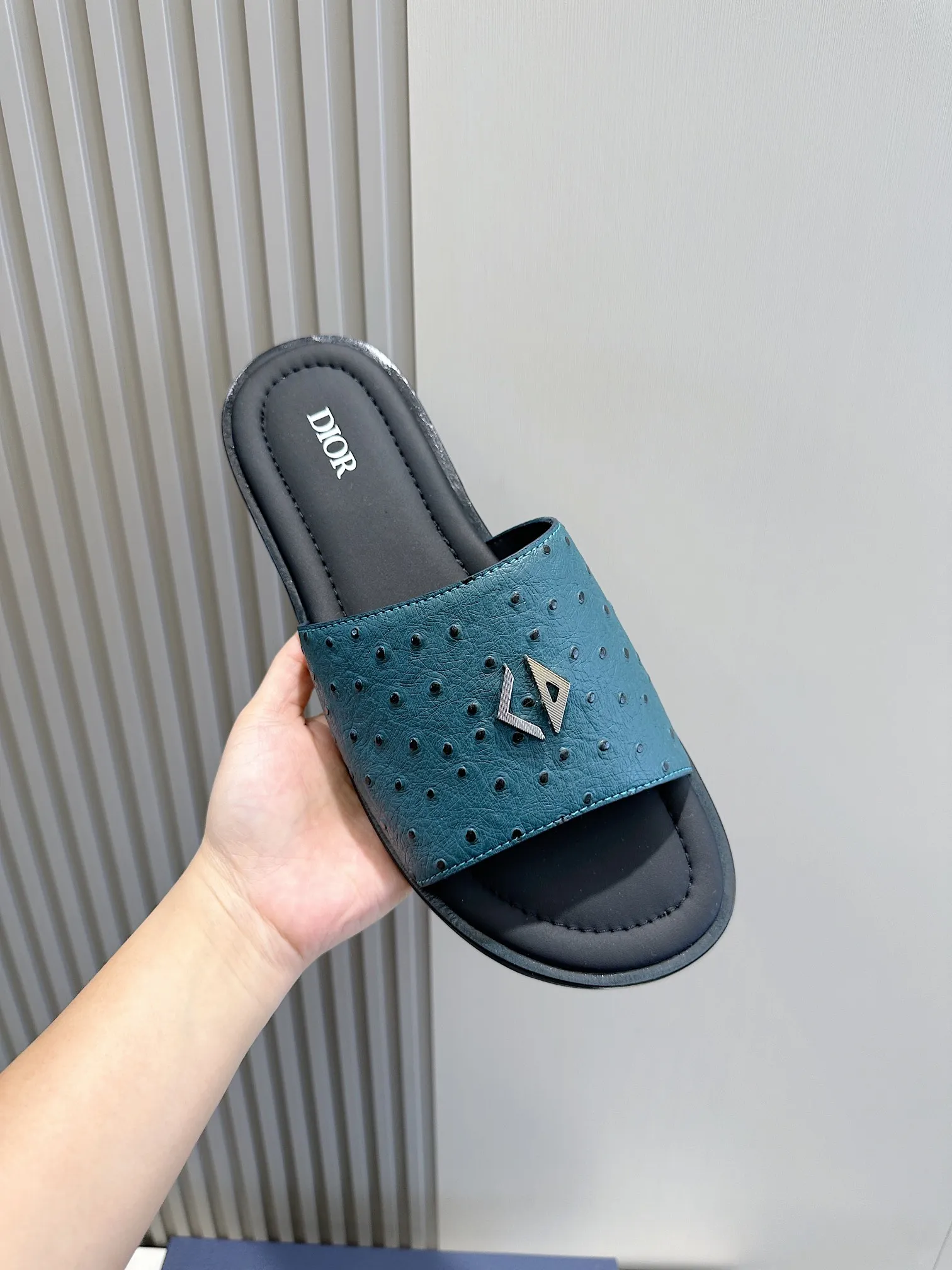 P320 [DIOR] Size 39-44 (38.45 custom-made) 2024ss Dior’s latest men’s slippers are a must-have. Dior Alias ​​Men's Genuine Leather Slippers This summer new Alias ​​sandal embodies a casual and elegant style. Carefully crafted from grained cow leather and Oblique printed fabric, with cowhide lining! Cross-strap design with metal-clad brass CD Diamond logo. The imported cowhide leather and rubber sole adds sophistication and comfort, while Oblique print-effect anti-slip panels add style.